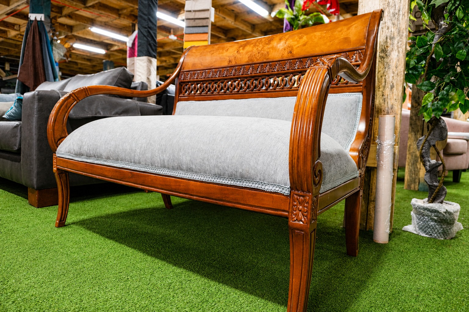 Banqueta clásica con madera tallada restaurada