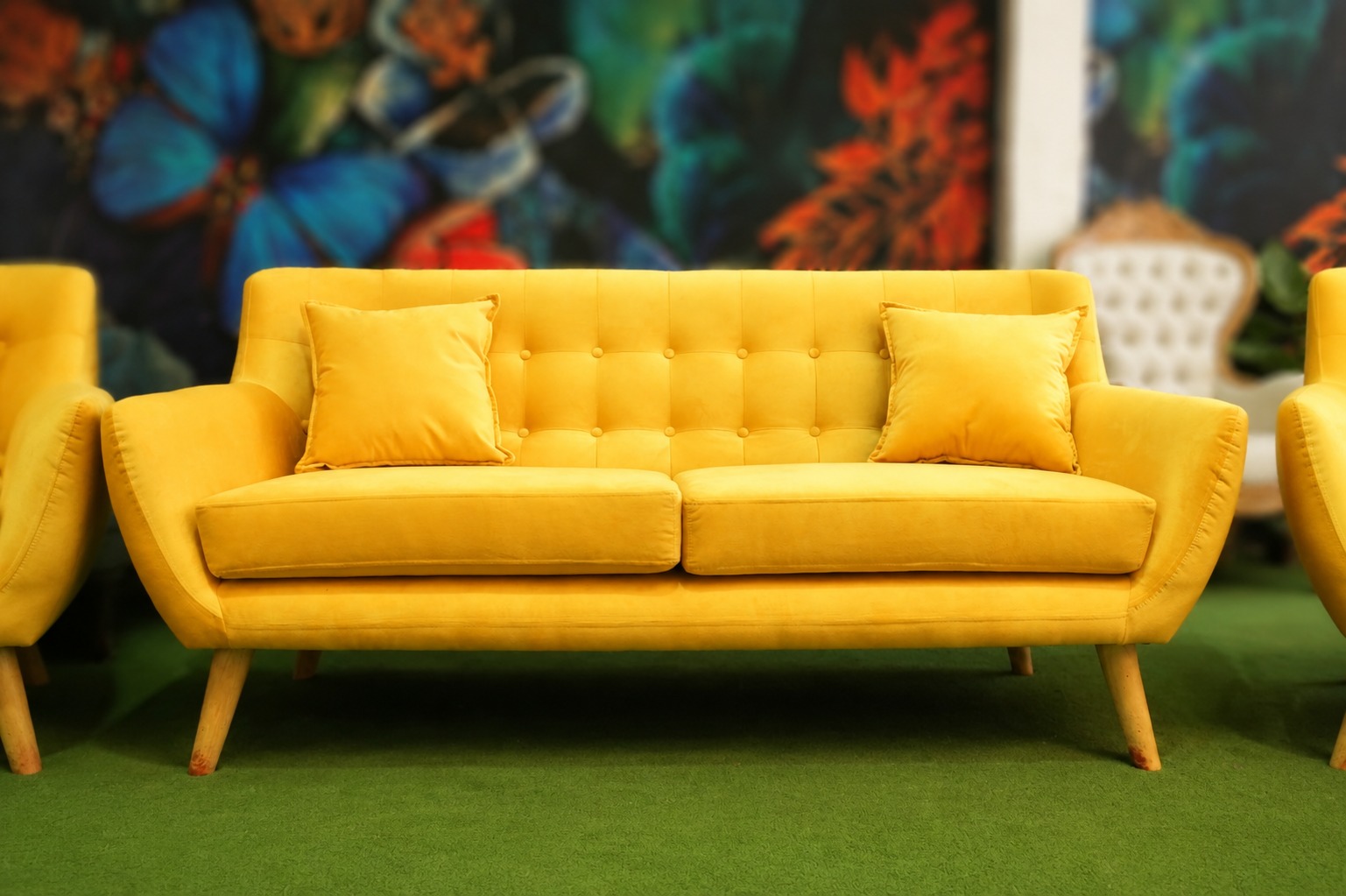 Sofá contemporáneo retapizado en terciopelo amarillo